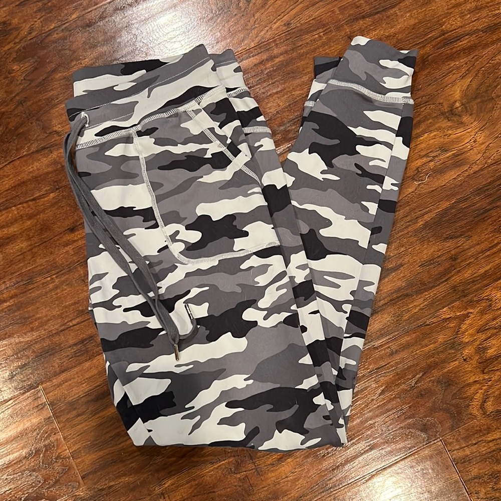 Zyia Gray Camo Unwind Joggers, size small